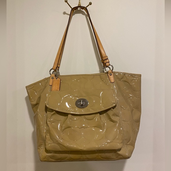 Coach patent leather beige tote with zipper top and front and back pocket - Picture 1 of 8